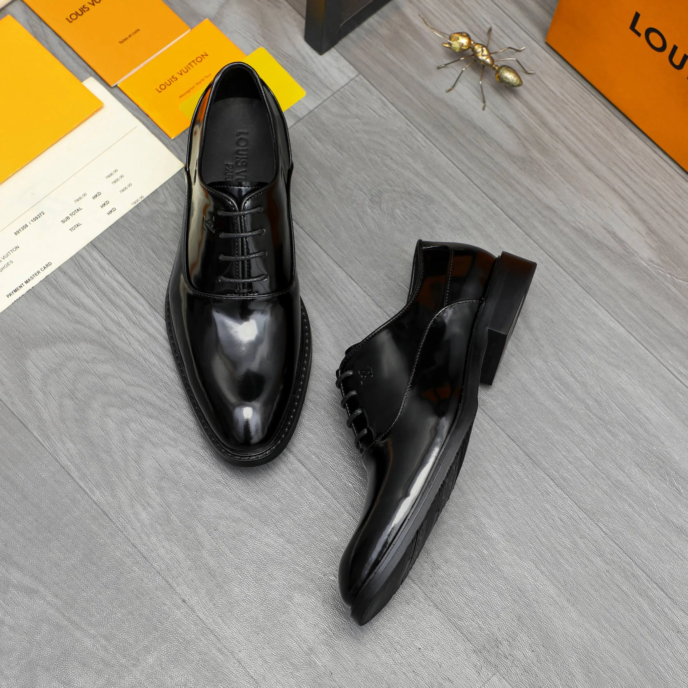 Men's shoes 💰p460 Product trademark: LV (Louis Vuitton) business lace-up formal leather shoes Regular size: 39-44 (38.45 custom-made, non-returnable) Product materials: Selected high-quality pearlescent cowhide upper, cowhide lining, original rubber outsole